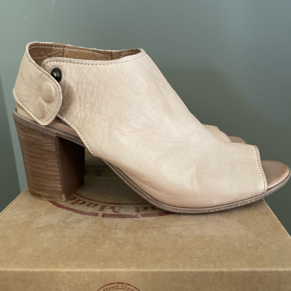 Bueno Umay Sandal